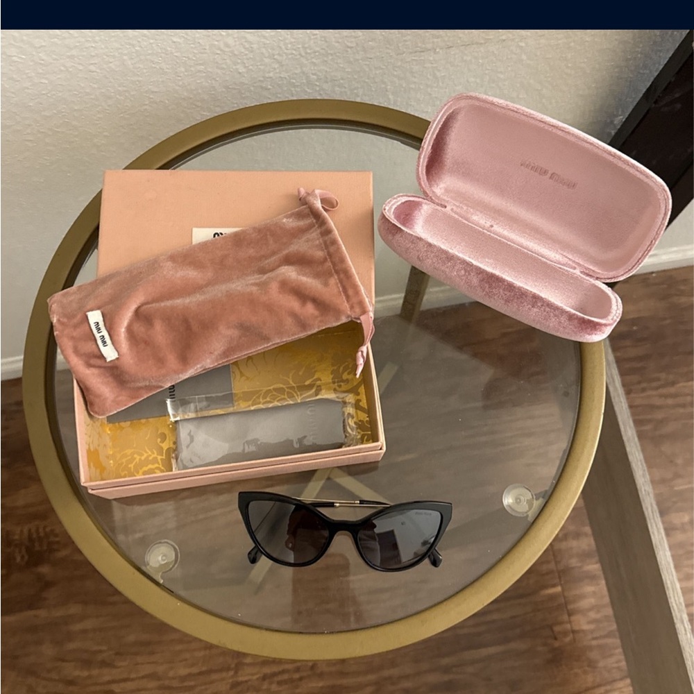 Women's Black Cat-Eye Sunglasses with Pink Velvet Case